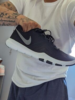 🔥Nike trainers Men’s Black Training Shoe with Silver Swoosh. Size 9.5 🔥🔥🔥🔥